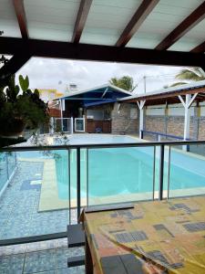 בריכת השחייה שנמצאת ב-Appartement d'une chambre avec piscine partagee et wifi a Sainte Anne או באזור