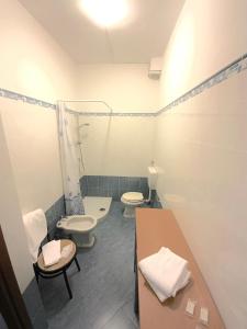 łazienka z 2 toaletami i stołem w obiekcie Hotel Naviglio w mieście Marina di Pietrasanta