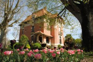 Chateau Mezger في Albefeuille-Lagarde: منزل أمامه باقة ورد