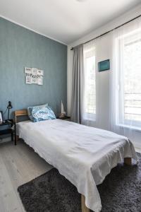 sypialnia z dużym łóżkiem i 2 oknami w obiekcie Dream Summer House Fonyód w mieście Fonyód