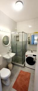 Ένα μπάνιο στο New Cozy Apartment 3 min to subway 24h/7 self check-in