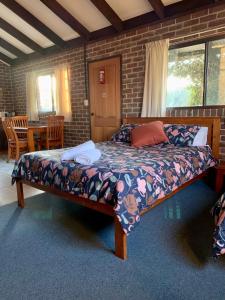 A bed or beds in a room at Uncle Billys Retreat