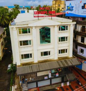 einen Blick über ein weißes Gebäude in der Unterkunft Hotel Udupi Inn, Udupi in Udupi