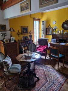 een woonkamer met een tafel en stoelen bij B&B DRESSINGS TRAUMGARTEN in Kaiserslautern