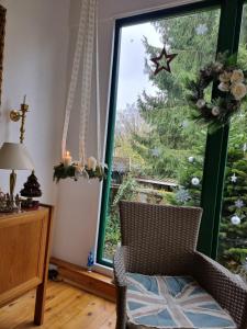 un soggiorno con un albero di Natale fuori da una finestra di B&B DRESSINGS TRAUMGARTEN a Kaiserslautern