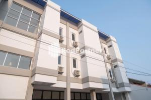 vista sulla facciata di un edificio di Astana Malioboro Mitra RedDoorz a Yogyakarta