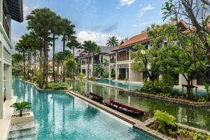 Bazén v ubytování Grand Mercure Khao Lak Bangsak nebo v jeho okolí