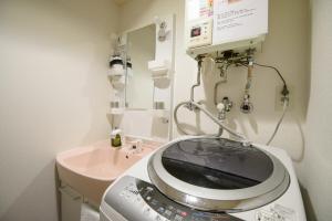 eine Zahnpflegemaschine im Bad mit Waschbecken in der Unterkunft SERENAR Minami 13 Jo 8F in Sapporo