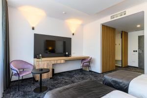 TV a/nebo společenská místnost v ubytování B THE HOTEL