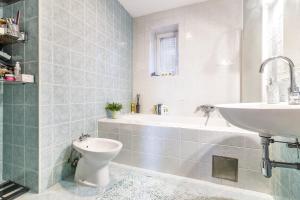Kúpeľňa v ubytovaní Modern City-Centre Penthouse with Spectacular Views / 135sqm + 12 fotografií
