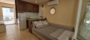 Una pequeña cocina con una cama en una habitación en Ionion Beach House, en Ligia