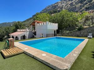 una piscina en el patio de una casa en NOVIEMBRE La Iruela, en La Iruela