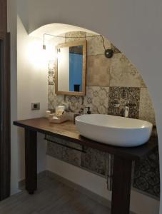 uma casa de banho com um lavatório e um espelho num balcão em Prima Stella Tourist Rooms em Minturno