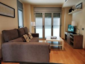 マタローにあるMazi Apartments Downtownのソファとテーブルのあるリビングルーム