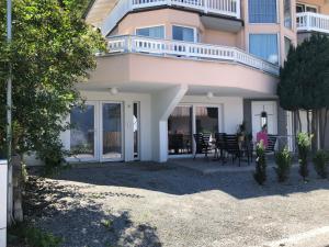 a house with chairs and tables in front of it at Vergiss mein nicht in Grinzens