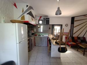 Η κουζίνα ή μικρή κουζίνα στο location saisonnière curiste