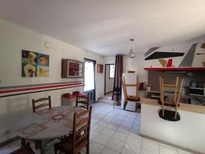 Η κουζίνα ή μικρή κουζίνα στο location saisonnière curiste