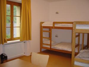 Habitación con 2 literas y mesa. en Youth Hostel Vianden en Vianden