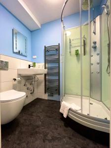 ein Bad mit einer Dusche, einem WC und einem Waschbecken in der Unterkunft Silvio-Gesell-Tagungsstätte in Wuppertal