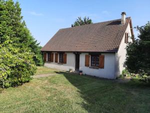 トゥックにあるTouques maison 5mn de la mer pour 10 personnesの木製のドアと庭のある小さな白い家