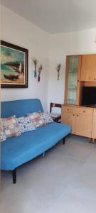 トッレ・デル・オルソにあるCasa Poesiaのベッドルーム(青いベッド1台、ドレッサー付)