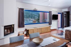 TV a/nebo společenská místnost v ubytování Natassa Apartments Penthouse sea view 30m from sea