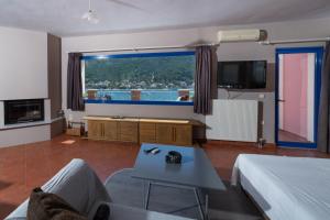 TV a/nebo společenská místnost v ubytování Natassa Apartments Penthouse sea view 30m from sea