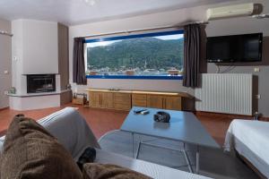 TV a/nebo společenská místnost v ubytování Natassa Apartments Penthouse sea view 30m from sea