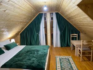 a bedroom with a bed and a table in a room at Guesthouse Demushi in Valbonë