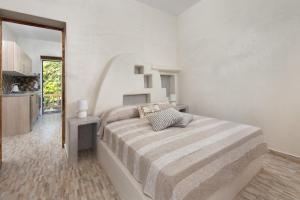 een slaapkamer met een groot bed in een witte kamer bij Christos studios and family apartments in Rhodos-stad +73 foto's