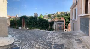 une rue pavée dans une ville avec une colline dans l'établissement A casa da Anita, à Palazzolo Acreide