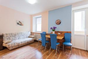 キーウにあるCozy apartments near Olympic Stadiumのリビングルーム(テーブル、青い椅子付)