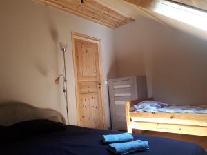 um quarto com uma cama, uma janela e uma porta em Brīvdienu Māja Brenguļos em Myza Brenguli