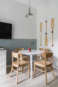 jadalnia z białym stołem i krzesłami w obiekcie Sanhaus Apartments - PLAYA 2 - Apartament przy samej plaży w mieście Sopot