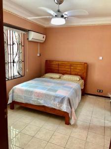 Schlafzimmer mit einem Bett und einem Deckenventilator in der Unterkunft HOMESTAY D' SEPANGAR HILLS in Kota Kinabalu