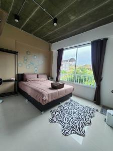 ein Schlafzimmer mit einem Bett und einem Zebra-Teppich in der Unterkunft Boxsoon Nimman 4 in Chiang Mai
