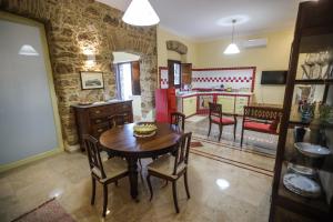 a kitchen and dining room with a table and chairs at Dimora dei Greci in Paestum