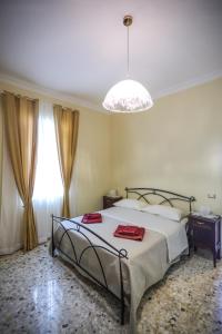 1 dormitorio con cama y ventana grande en Dimora dei Greci en Paestum