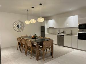 eine Küche mit Esstisch und Stühlen in der Unterkunft AURA GARDEN 2, pool & garden villa, Choengmon 500m in Koh Samui 