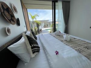 ein Schlafzimmer mit einem Bett mit weißen Laken und Kissen in der Unterkunft AURA GARDEN 2, pool & garden villa, Choengmon 500m in Koh Samui  + 38 Fotos