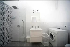 Koupelna v ubytování 3bdr-2bath-3Ac design apt, central, secured parking, quiet