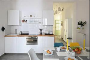 Kuchyňa alebo kuchynka v ubytovaní 3bdr-2bath-3Ac design apt, central, secured parking, quiet