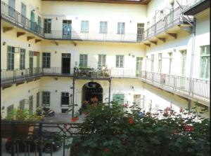 ein Apartmenthaus mit Balkonen und einem Innenhof mit Blumen in der Unterkunft 3bdr/2bath/3A/c design apt, central, free parking, quiet in Budapest