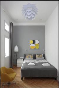 Postel nebo postele na pokoji v ubytování 3bdr-2bath-3Ac design apt, central, secured parking, quiet