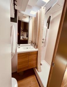 uma casa de banho com um lavatório e um espelho em Different Charter em Vigo