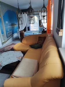 a large yellow couch in a living room at Samoa in Hoppegarten