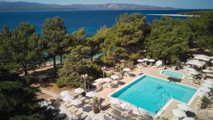 een luchtzicht op een resort met een zwembad bij Bluesun Hotel Borak in Bol