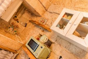an overhead view of a kitchen with a table and a microwave at La Casedda - Apartment & Hydromassage in Ceglie Messapica