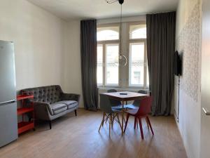 salon ze stołem i kanapą w obiekcie Žižkov tower suites w Pradze