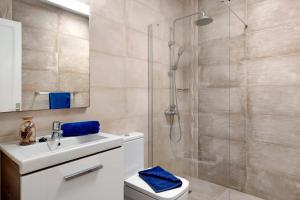 un bagno con doccia, WC e lavandino di Puerto Chico M a Playa Blanca Altre 17 foto